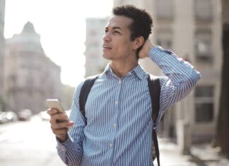 Où trouver le code PUK avec SFR, Bouygues, Orange ou Free ? Homme perdu avec un téléphone à la main