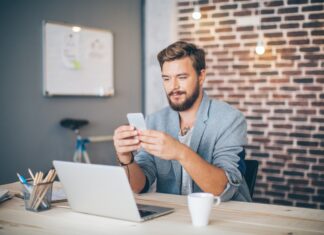 Où se renseigner pour créer une entreprise ? Gratuitement, en ligne… Homme sur son téléphone