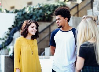 Où et comment faire des rencontres intéressantes ? Amicales, amoureuses, professionnelles… Amis qui discutent