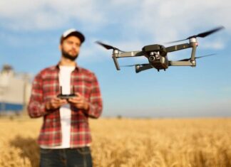 Où faire voler son drone ? Règles, meilleurs endroits, en France ou ailleurs Homme qui fait voler un drone